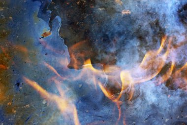 Arka planda petrol sızıntısı yanan ateş, kirlilik ekolojisi zehirli yakıt