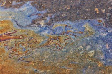 Dökülmüş benzin gökkuşağı arka planı, endüstriyel tehlike kirliliği, soyut doku çok renkli