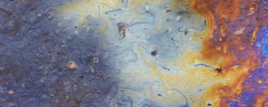 Benzin birikintisi, ıslak yağ çok renkli gökkuşağı kirliliği sızıntısı.