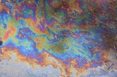 Dökülmüş benzin gökkuşağı arka planı, endüstriyel tehlike kirliliği, soyut doku çok renkli