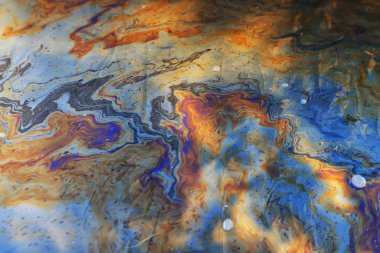 Dökülmüş benzin gökkuşağı arka planı, endüstriyel tehlike kirliliği, soyut doku çok renkli