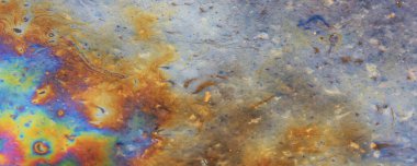 Dökülmüş benzin gökkuşağı arka planı, endüstriyel tehlike kirliliği, soyut doku çok renkli