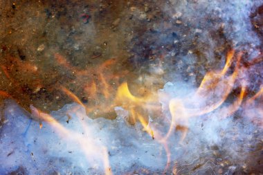 Arka planda petrol sızıntısı yanan ateş, kirlilik ekolojisi zehirli yakıt