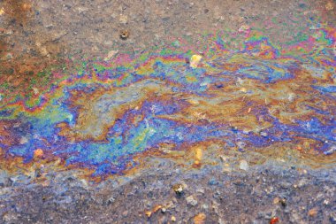 Benzin birikintisi, ıslak yağ çok renkli gökkuşağı kirliliği sızıntısı.