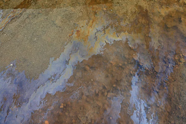 Benzin Birikintisi Islak Yağ Çok Renkli Gökkuşağı Kirliliği Sızıntısı — Stok fotoğraf