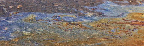 Benzin birikintisi, ıslak yağ çok renkli gökkuşağı kirliliği sızıntısı.