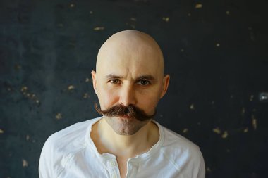 hippi adam uzun bıyık stili yüz klasik berber dükkanı modası