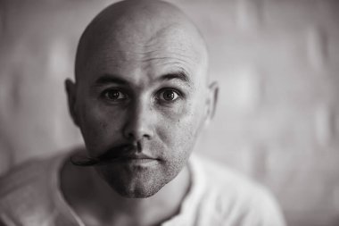 hippi adam uzun bıyık stili yüz klasik berber dükkanı modası