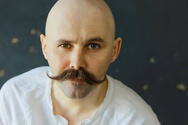 hippi adam uzun bıyık stili yüz klasik berber dükkanı modası