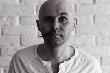 hippi adam uzun bıyık stili yüz klasik berber dükkanı modası