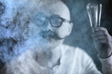 Ampul fikri erkek bıyıklı klasik konsept lamba adam