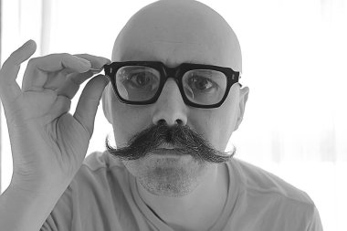 Büyük klasik bıyıklı adam, gözlüklü adam portresi, alışılmadık bir görünüş.