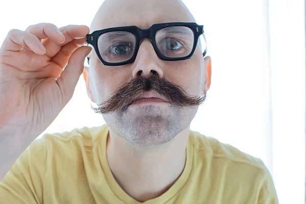 Stor Vintage Mustasch Man Glasögon Man Porträtt Ovanligt Utseende — Stockfoto