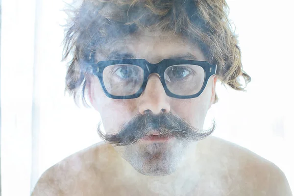 Büyük Klasik Bıyıklı Adam Gözlüklü Adam Portresi Alışılmadık Bir Görünüş — Stok fotoğraf