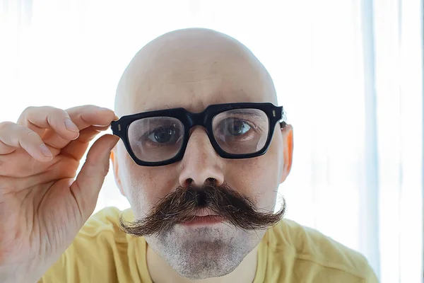 Stor Vintage Mustasch Man Glasögon Man Porträtt Ovanligt Utseende — Stockfoto