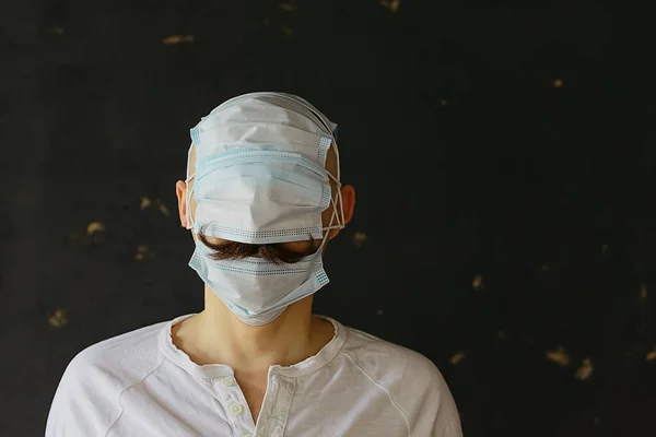 口ひげ面パンデミックの概念ユーモアコロナウイルス保護面白い — ストック写真