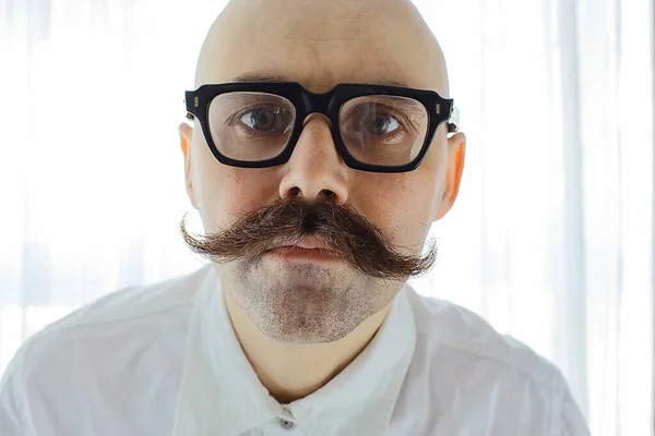Stor Vintage Mustasch Man Glasögon Man Porträtt Ovanligt Utseende — Stockfoto