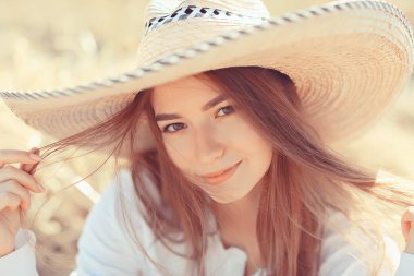 Güzel uzun saçlı esmer yaz rüzgarı, sağlıklı uzun saçlı güzel kız doğa