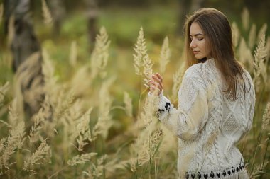 Güzel uzun saçlı esmer yaz rüzgarı, sağlıklı uzun saçlı güzel kız doğa