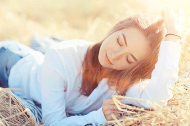 Kız yaz şefkati beyaz gömlek tarlası, mutluluk özgürlük bak kadın