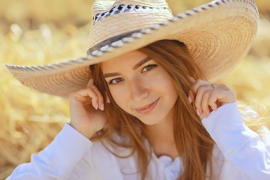 Romantik genç model yaz tarlası, doğa tarlası mutluluk güneşi manzarası kızı