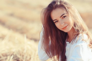 Romantik genç model yaz tarlası, doğa tarlası mutluluk güneşi manzarası kızı