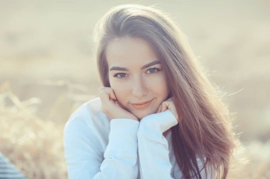 Güzel uzun saçlı esmer yaz rüzgarı, sağlıklı uzun saçlı güzel kız doğa