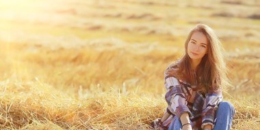 Romantik genç model yaz tarlası, doğa tarlası mutluluk güneşi manzarası kızı