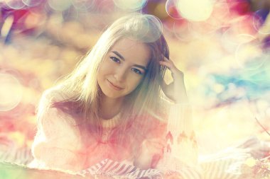 Mutlu kadın, yaz kızı Bokeh arka planda bulanık pembe gülüş