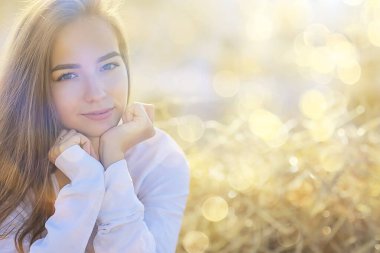 Mutlu bir kızın güneşli bir yaz portresi, kadın mutluluk güneşi saman tarlası gibi parlıyor.