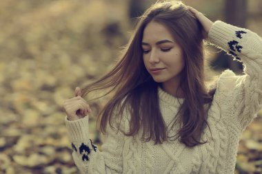 Sonbahar kızı süveteri, örgü tarzı yaşam tarzı parkı cazibesi.