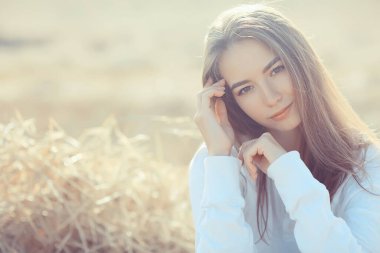 Güzel uzun saçlı esmer yaz rüzgarı, sağlıklı uzun saçlı güzel kız doğa