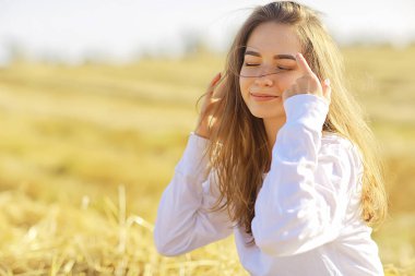 Güzel uzun saçlı esmer yaz rüzgarı, sağlıklı uzun saçlı güzel kız doğa