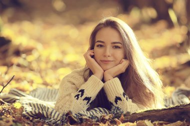 Sonbahar parkında kadın yürüyüşü, soğuk, açık hava yaşam tarzı Eylül stili kız