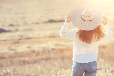 Kız hasır şapka yaz bak, özgürlük alanı mutluluk portresi genç kadın