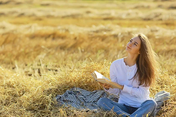 Kvinna Läser Bok Ett Fält Sommar Halm Kvinna Läser Bok — Stockfoto