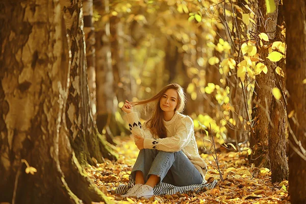 Dziewczyna Siedzi Jesienią Park Jesień Sezon Wrzesień Lesie — Zdjęcie stockowe
