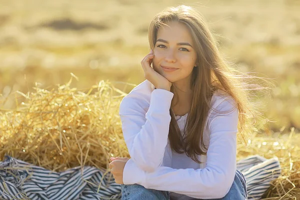 Mädchen Sommer Zärtlichkeit Weißes Hemd Feld Glück Freiheit Aussehen Frau — Stockfoto