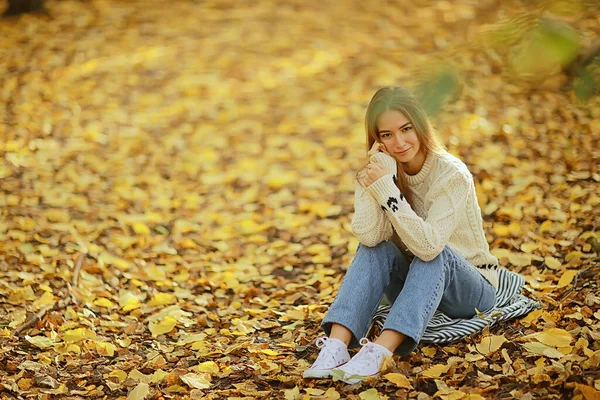 Menina Sentado Parque Outono Estação Outono Setembro Floresta — Fotografia de Stock