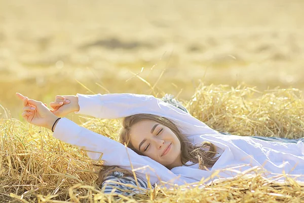 Romantisch Jong Model Zomer Veld Natuur Veld Geluk Zon Landschap — Stockfoto