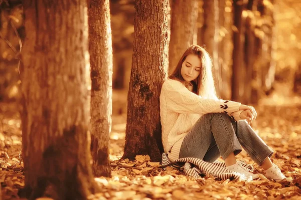 Menina Sentado Parque Outono Estação Outono Setembro Floresta — Fotografia de Stock