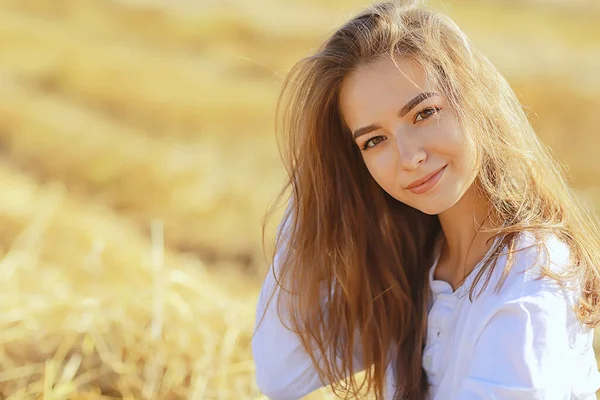 Hermoso Pelo Largo Morena Campo Verano Viento Pelo Largo Saludable —  Fotos de Stock