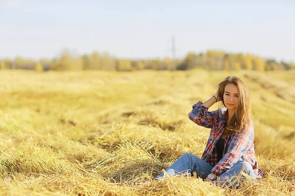 Model Meisje Land Shirt Naar Kooi Veld Stro Jonge Zomer — Stockfoto