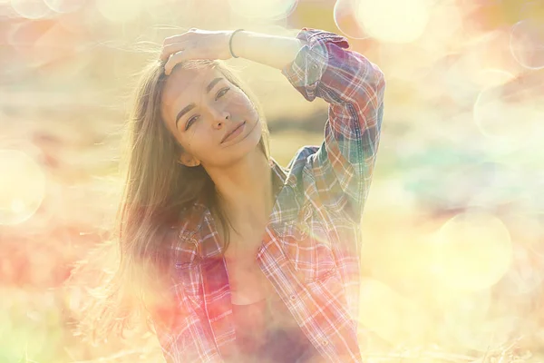 Feliz Mujer Chica Verano Bokeh Borrosa Fondo Abstracto Sonrisa Rosa — Foto de Stock