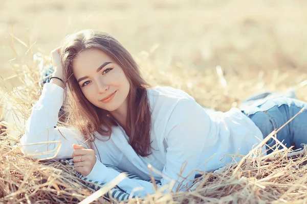 Hermoso Pelo Largo Morena Campo Verano Viento Pelo Largo Saludable —  Fotos de Stock