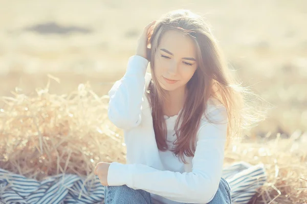 Ragazza Estate Tenerezza Campo Camicia Bianca Felicità Libertà Guarda Donna — Foto Stock