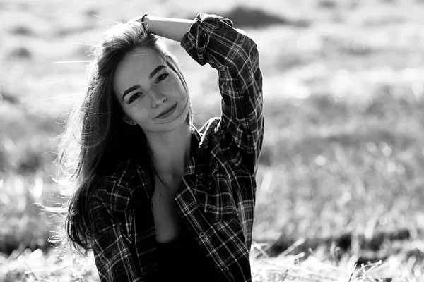 Retrato Blanco Negro Una Chica Alegre Estilo Country Libertad Joven —  Fotos de Stock