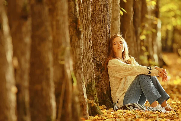 Suéter Niña Otoño Estilo Vida Punto Parque Aspecto Atractivo —  Fotos de Stock