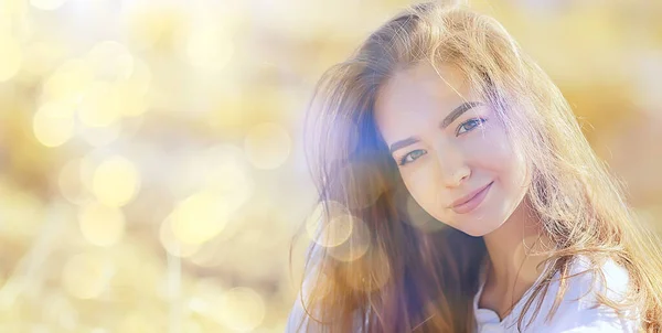 Verano Soleado Retrato Una Chica Feliz Felicidad Femenina Sol Deslumbramiento —  Fotos de Stock