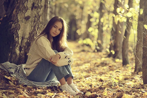 Ragazza Seduta Parco Autunnale Stagione Autunnale Settembre Nella Foresta — Foto Stock